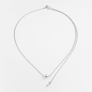 Beyaz arka planda izole edilmiş barok inci kolyeli zarif gümüş bir zincir. Üst görünüm