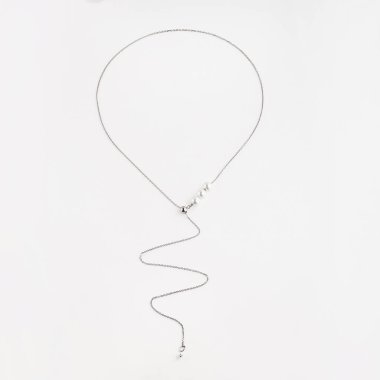 Beyaz arka planda izole edilmiş barok inci kolyeli zarif gümüş bir zincir. Üst görünüm