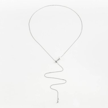 Beyaz arka planda izole edilmiş barok inci kolyeli zarif gümüş bir zincir. Üst görünüm