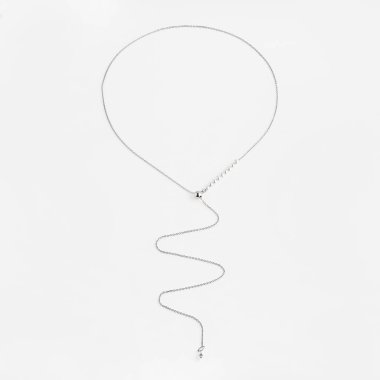 Beyaz arka planda izole edilmiş barok inci kolyeli zarif gümüş bir zincir. Üst görünüm