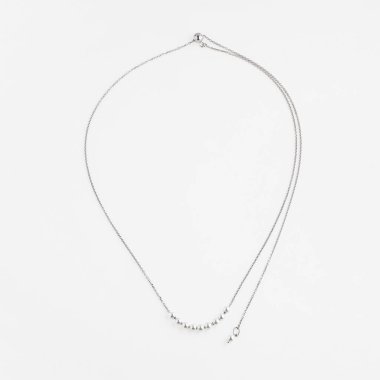 Beyaz arka planda izole edilmiş barok inci kolyeli zarif gümüş bir zincir. Üst görünüm