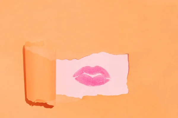 Beso Rosa Estampado Con Fondo Papel Naranja Brillante Desgarrado Mínimo — Foto de Stock