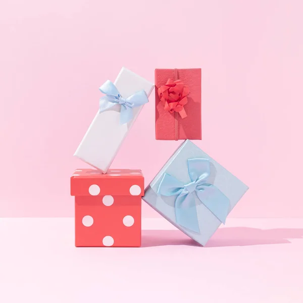 Weihnachtsgeschenke Kreative Komposition Rote Und Blaue Geschenkboxen Vor Pastellrosa Hintergrund — Stockfoto