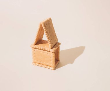 Krema arka planında küçük bir çerez evi.