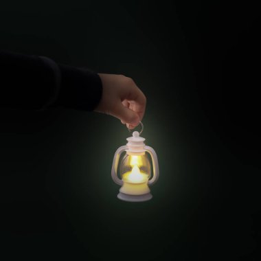 Küçük bir çocuk parmaklarıyla küçük beyaz bir plastik fener tutuyor. Koyu yeşil arkaplan.