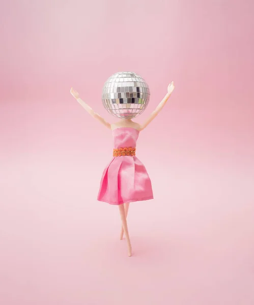Ein Mädchen Rosafarbenen Kleid Mit Discokugelkopf — Stockfoto