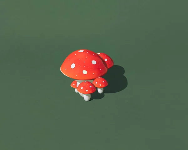 Kleine Grote Rode Witte Champignons Een Groene Achtergrond — Stockfoto