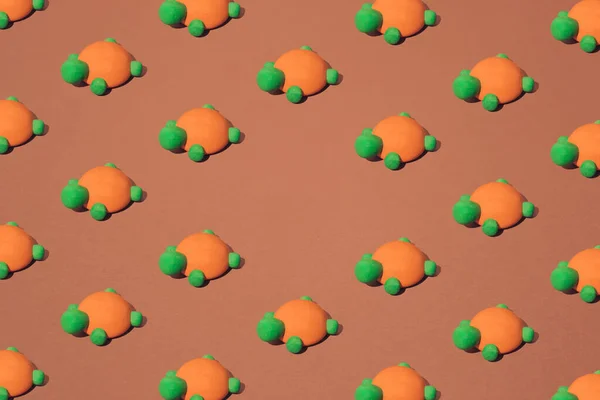 褐色背景的橙色绿色木制乌龟玩具 最小的模式 复制空间 — 图库照片