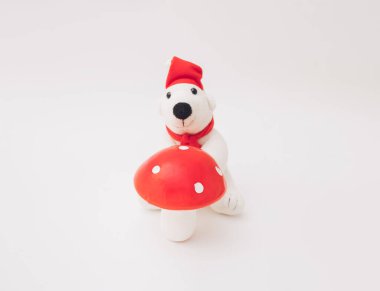 Kocaman kırmızı mantarlı kutup ayısı na beloj posadini.