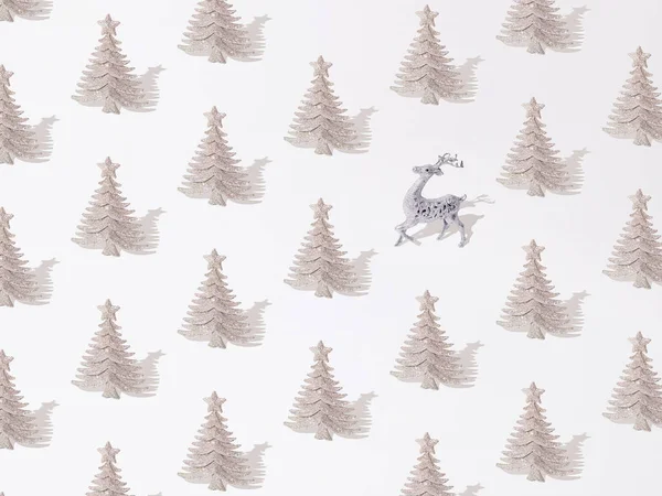 Beyaz Arka Planda Geyiği Olan Gümüş Parıltılı Noel Ağacı Desen — Stok fotoğraf