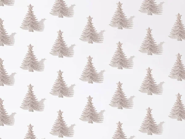Beyaz Arka Planda Gümüş Parıltılı Noel Ağacı Düşük Tasarım — Stok fotoğraf