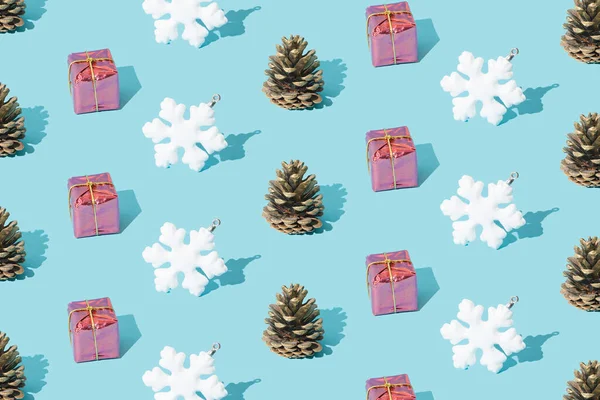 礼品盒 冬天的雪花 蓝色背景的松果 — 图库照片