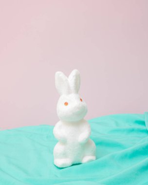 Nane yeşili ve pembe arka planda Beyaz Paskalya tavşanı.