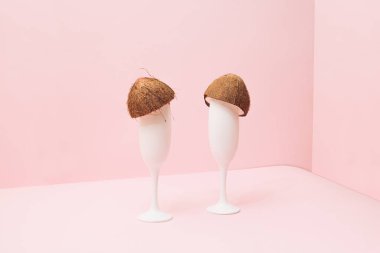 Üzerinde hindistan cevizi olan iki şampanya bardağı..