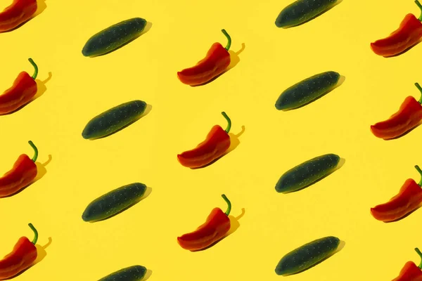 Pimenta Vermelha Pepino Dispostos Fundo Pastel Amarelo — Fotografia de Stock
