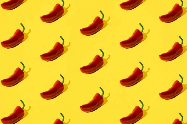 黄色粉刷底色上的红辣椒 — 图库照片