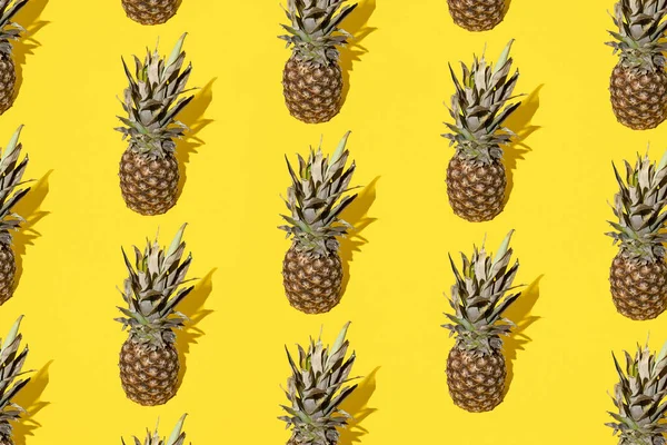 Sarı Arka Planda Ananas Asgari Modern Tasarım Örüntü — Stok fotoğraf