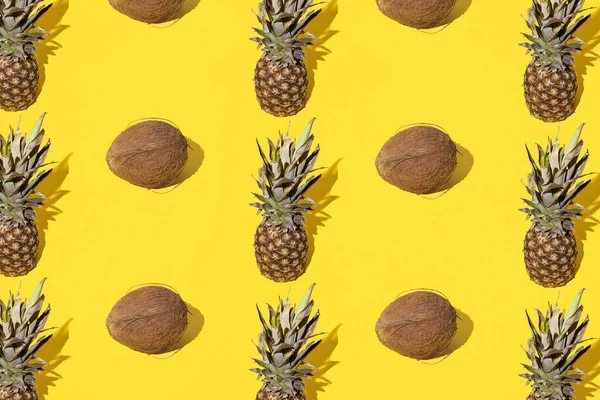 Sarı Arka Planda Ananas Hindistan Cevizi Minimum Modern Tasarım Desen — Stok fotoğraf