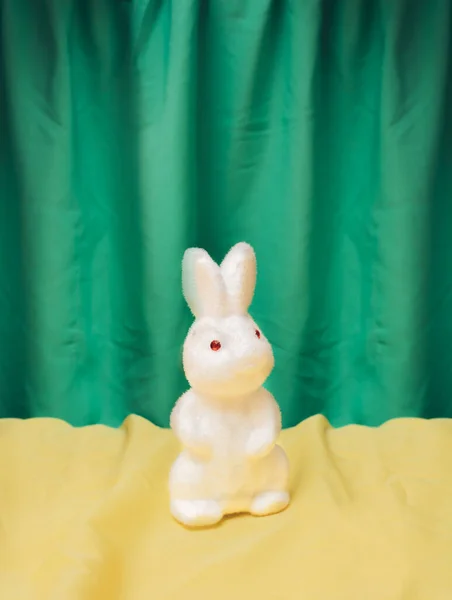 Sarı perdeli beyaz Paskalya tavşanı..