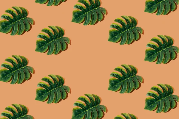 Liście Palmy Rozmieszczone Brązowym Tle Przestrzeń Kopiowania — Zdjęcie stockowe