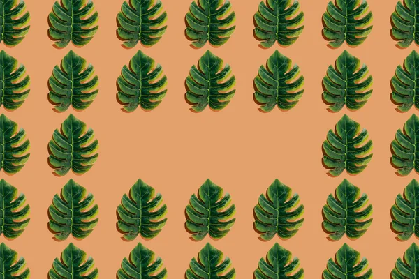 Liście Palmy Rozmieszczone Brązowym Tle Przestrzeń Kopiowania — Zdjęcie stockowe