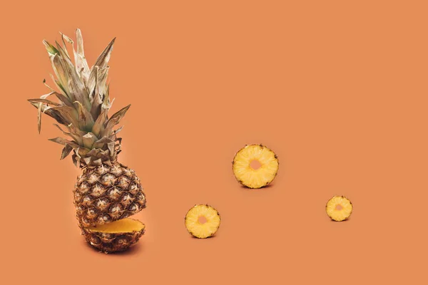 Ananas Küçük Halkaları Yer Minimum Tasarım Kahverengi Arkaplan — Stok fotoğraf