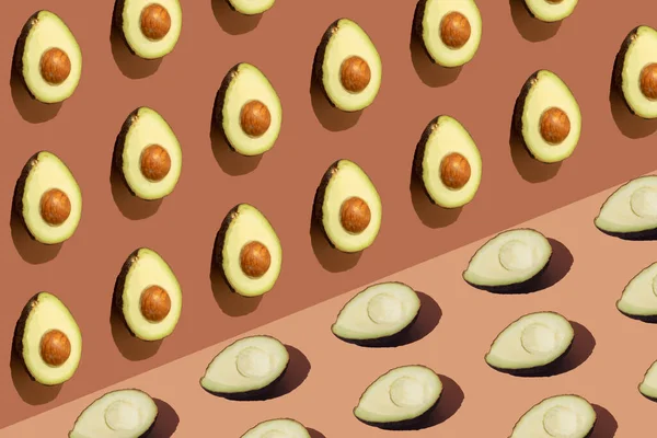 Neergezet Avocado Een Bruine Achtergrond — Stockfoto