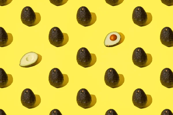 Avocado Half Open Gele Pastelachtergrond — Stockfoto