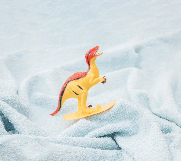 Egy Dinoszaurusz Szörfözik Egy Kék Törülközőn — Stock Fotó