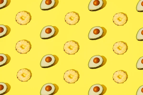 Avocado Ananas Een Gele Achtergrond Minimumpatroon Ontwerp — Stockfoto