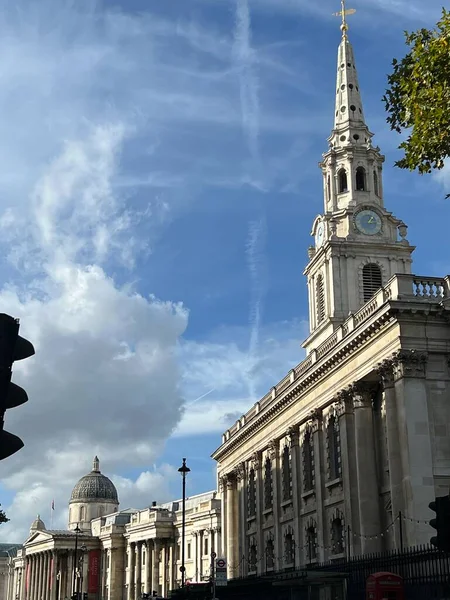 2022年10月26日 イギリス ロンドン セント マーティンの風景を背景に トラファルガー広場に国立美術館のある有名な教会のフィールドでの充電クロスからの景色青空と緑 — ストック写真