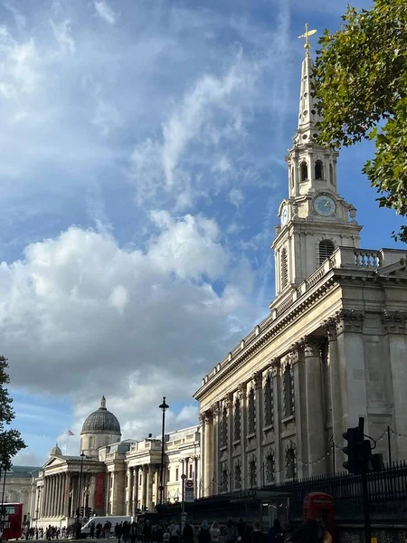 2022年10月26日 イギリス ロンドン セント マーティンの風景を背景に トラファルガー広場に国立美術館のある有名な教会のフィールドでの充電クロスからの景色青空と緑 — ストック写真