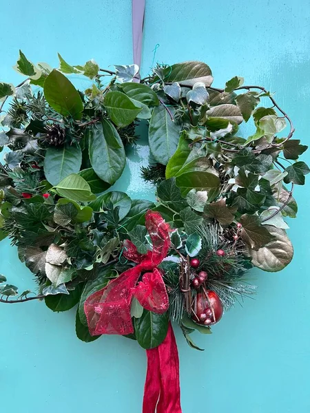 Close Van Kerstmis Krans Decoratie Handgemaakt Met Verse Natuurlijke Bladeren — Stockfoto