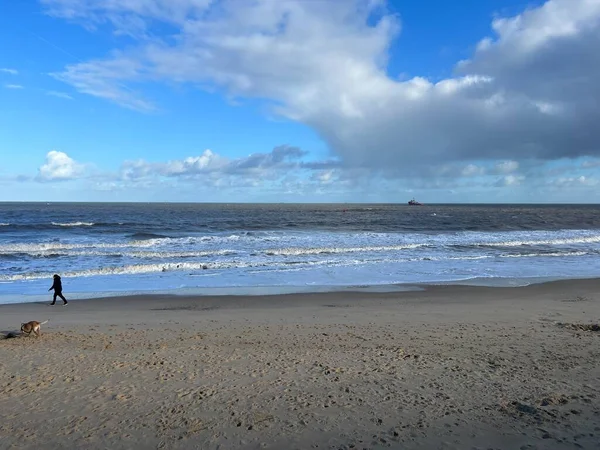 Krajobraz Burzliwych Chmur Deszczowych Nad Piaszczystą Plażą Pięknym Humorzastym Szarym — Zdjęcie stockowe