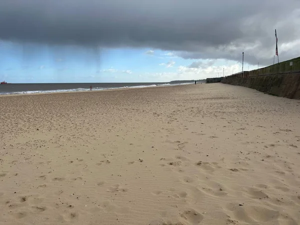 Paesaggio Nuvole Piovose Tempestose Sulla Spiaggia Sabbiosa Con Bel Cielo — Foto Stock