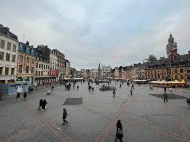 Lille France 25 Ocak 2023: Grand Place 'in geniş manzara manzarası, Theatre du Nord' un şehir merkezi meydanı, eski borsa binası, atölye çalışanları ve tatilde turistler