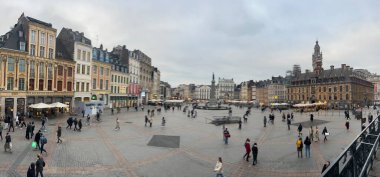 Panoramik manzara Lille France 25 Ocak 2023: Grand Place 'in geniş manzarası, Theatre du Nord' un şehir merkezi meydanı, eski borsa binası, atölye çalışanları ve tatilde turistler