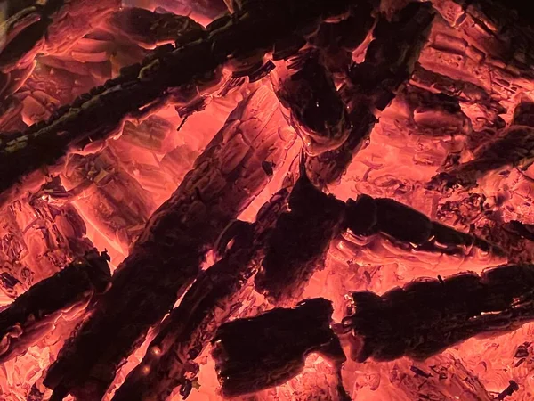 Zbliżenie Ogniska Ogniska Drewna Gałęzi Płonących Płomieniem Wdychających Gorących Żarów — Zdjęcie stockowe