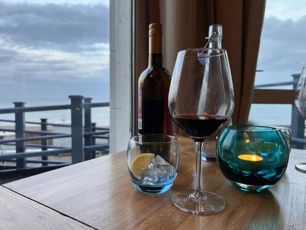餐厅阳台上的咖啡 海景尽收眼底 茶托上有饮料 水和玻璃杯 桌上放着远眺大海 — 图库照片