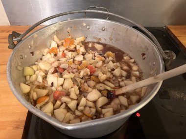 Ev yapımı turşu, organik bahçe bahçesinin karışık meyveleri armut, elma, kayısı, portakal, soğan, kuru üzüm ve sirke içinde salamura edilmiş baharatlar mutfak ocağında büyük reçelli tavada şekerle. 