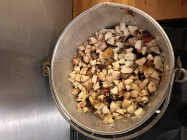 Ev yapımı turşu, organik bahçe bahçesinin karışık meyveleri armut, elma, kayısı, portakal, soğan, kuru üzüm ve sirke içinde salamura edilmiş baharatlar mutfak ocağında büyük reçelli tavada şekerle. 