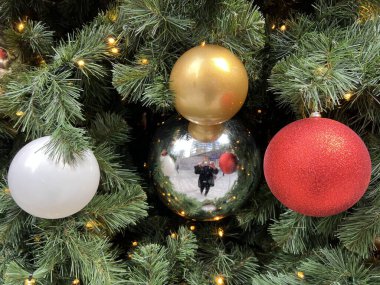 Noel ağacının zengin yeşil köknar dalları ve Londra 'da büyük kırmızı ve gümüş metalik süslemeleri olan manzarasını kapatın Aralık Xmas tatilleri yukarı doğru güzel mavi gökyüzüne bakıyor