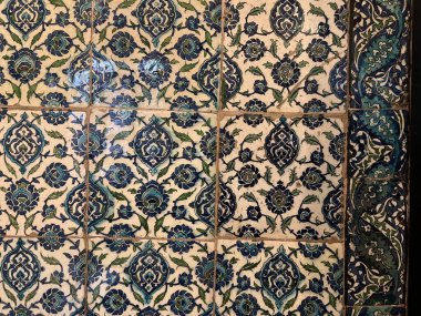 Fas duvar fayanslarının detaylarını çiçek desenli güzel turkuaz krem rengi koyu mavi ve altın sarısıyla kaplayın Batı Londra 'daki Leighton ev müzesinde.