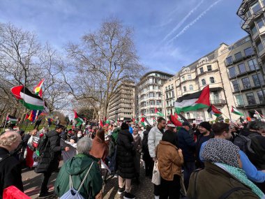 Londra, İngiltere, İngiltere - 9 Mart 2024: Hyde Park 'tan ABD büyükelçilik gruplarına kadar Orta Doğu' da ateşkes için barışçıl savaş karşıtı protestolar düzenlendi.