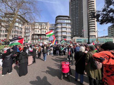 Londra, İngiltere, İngiltere - 9 Mart 2024: Hyde Park 'tan ABD büyükelçilik gruplarına kadar Orta Doğu' da ateşkes için barışçıl savaş karşıtı protestolar düzenlendi.