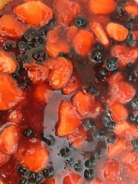 Ahududu, çilek, kırmızı frenk üzümü, siyah frenk üzümü, olgun sulu ve sağlıklı meyveler, organik bahçeden toplanan taze meyve ağaçları, vejetaryen salata düzlüğü için meyve ağaçları. 