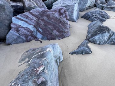 Kışın gün batımında kumlu sahil manzarası. Büyük gri kayalıklardan. Sahil kıyısı. Kayalık granit bariyer.