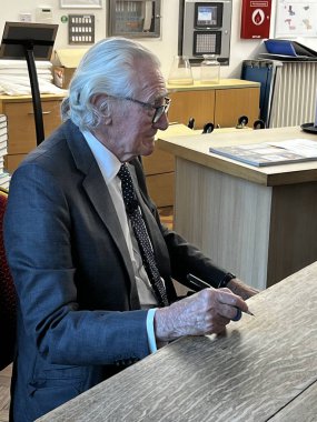 Cambridge İngiltere - 5 Mayıs 2025: Lord Michael Heseltine 92 yaşında muhafazakar milletvekili eski çevre bakanı Cambridge Üniversitesi oda kitabı imzalama etkinliği