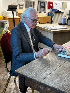 Cambridge İngiltere - 5 Mayıs 2025: Lord Michael Heseltine 92 yaşında muhafazakar milletvekili eski çevre bakanı Cambridge Üniversitesi oda kitabı imzalama etkinliği