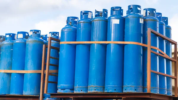 Sıvılaştırılmış gaz depolamak için çok sayıda küçük silindir. Ev kullanımı.